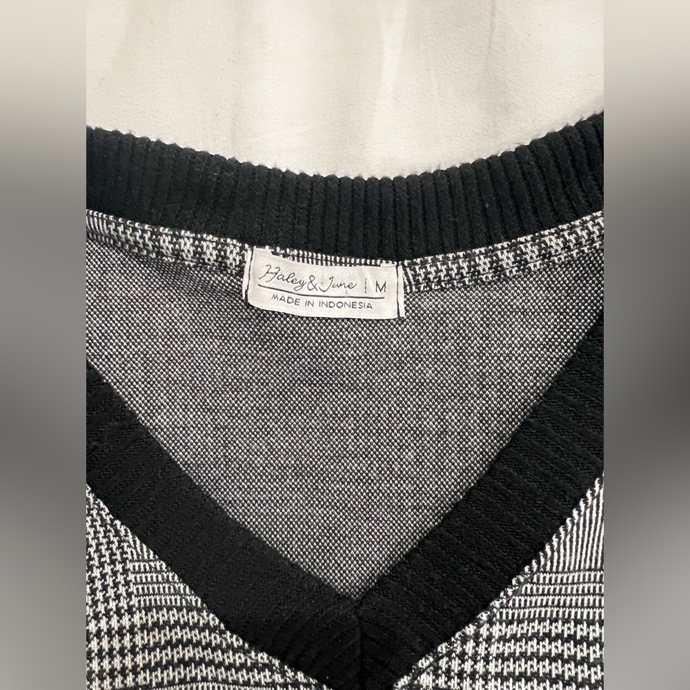 LN Haley and June light sweater vest  juniors size medium M Crop Plaid Black - Picture 4 of 6